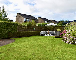 Ruime tuin met zithoek bij FR397 vakantiehuis, Grouw, Pikmeer, Friese meren.