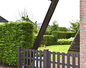 Inloopkast in slaapkamer van FR397 vakantiehuis, Grouw, Pikmeer, Friese meren.