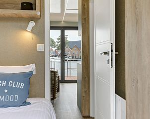 Moderne badkamer in FR455 vakantiehuis in Grouw, Friese meren.