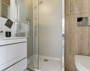 Woonkamer in FR455 vakantiehuis met uitzicht op het Pikmeer, Grouw.