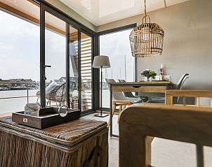 Buitenzijde van FR455 vakantiehuis in Grouw, omringd door natuur en water.