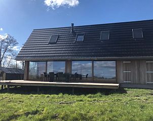 Vooraanzicht van Huisje in Gongahuizen, vakantiehuis bij Pikmeer, Friese meren, met groot terras en glazen pui.