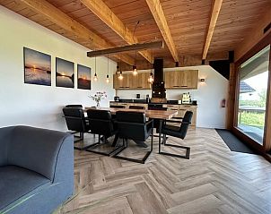 Moderne keuken en eetruimte in Huisje in Gongahuizen, vakantiehuis in Pikmeer, Friese meren, met houten interieur.