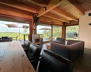 Gezellige woonkamer in Huisje in Gongahuizen, vakantiehuis in Pikmeer, Friese meren, met uitzicht op terras en natuur.