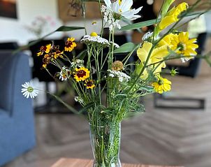 Vaas met kleurrijke bloemen in Huisje in Gongahuizen, vakantiehuis in Pikmeer, Friese meren, sfeervolle decoratie.