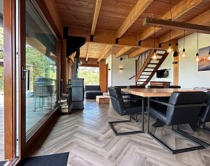 Open woonruimte in Huisje in Gongahuizen, vakantiehuis in Pikmeer, Friese meren, met houten balken en veel lichtinval.