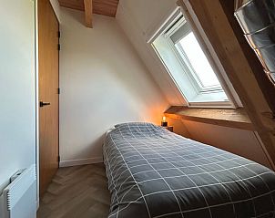 Eenvoudige eenpersoonskamer in Huisje in Gongahuizen, vakantiehuis in Pikmeer, Friese meren, met dakraam voor natuurlijk licht.