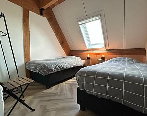 Slaapkamer met twee bedden in Huisje in Gongahuizen, vakantiehuis in Pikmeer, Friese meren, gezellig en licht.