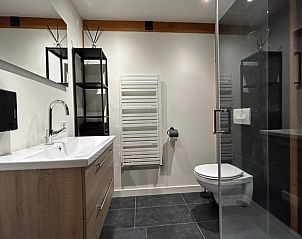 Moderne badkamer in Huisje in Gongahuizen, vakantiehuis in Pikmeer, Friese meren, met douche en stijlvolle inrichting.
