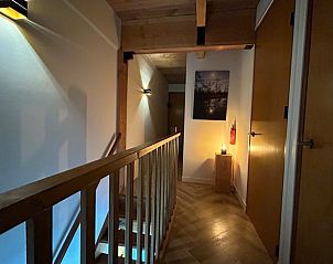 Verlichte gang in Huisje in Gongahuizen, vakantiehuis in Pikmeer, Friese meren, met houten trap en sfeervolle verlichting.