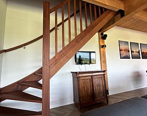 Trap en tv-hoek in Huisje in Gongahuizen, vakantiehuis in Pikmeer, Friese meren, met houten afwerking.