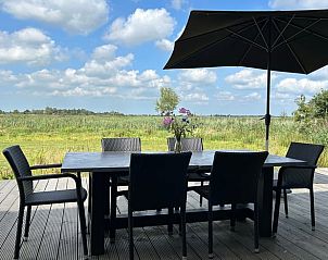Eettafel op terras van Huisje in Gongahuizen, vakantiehuis in Pikmeer, Friese meren, met prachtig uitzicht op natuur.