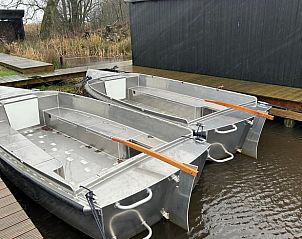 Roeiboten bij Huisje in Gongahuizen, vakantiehuis in Pikmeer, Friese meren, voor avontuurlijke wateractiviteiten.