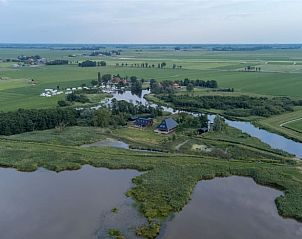 Luchtfoto van omgeving van Huisje in Gongahuizen, vakantiehuis in Pikmeer, Friese meren, met uitgestrekte natuur.