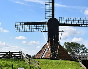 Traditionele molen in omgeving van Huisje in Gongahuizen, vakantiehuis in Pikmeer, Friese meren, iconisch Nederlands landschap.