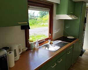 Moderne keuken in Vakantiehuisje in Aldeboarn, ideaal voor zelf koken tijdens je verblijf aan het Pikmeer.