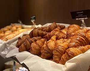 Verse croissants bij het ontbijt in Fletcher Hotel-Restaurant Arneville-Middelburg, vakantieappartement in Middelburg, Walcheren.
