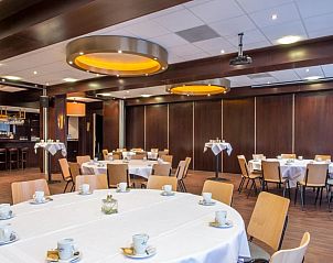 Vergaderruimte met ronde tafels in Fletcher Hotel-Restaurant Arneville-Middelburg, vakantieaccommodatie in Middelburg, Walcheren.