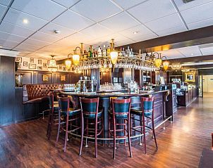 Stijlvolle bar met hoge krukken in Fletcher Hotel-Restaurant Arneville-Middelburg, vakantieappartement in Middelburg, Zeeland.