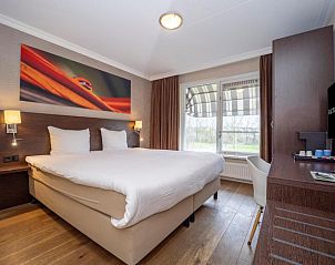 Luxe slaapkamer met uitzicht in Fletcher Hotel-Restaurant Arneville-Middelburg, vakantieappartement in Middelburg, Walcheren.