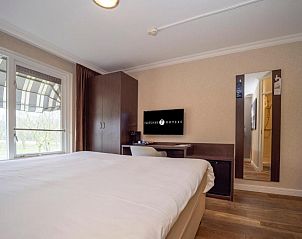 Comfortabele hotelkamer met bureau in Fletcher Hotel-Restaurant Arneville-Middelburg, gelegen in Middelburg, Walcheren.