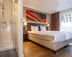 Slaapkamer met ensuite douche in Fletcher Hotel-Restaurant Arneville-Middelburg, vakantieappartement in Middelburg, Zeeland.