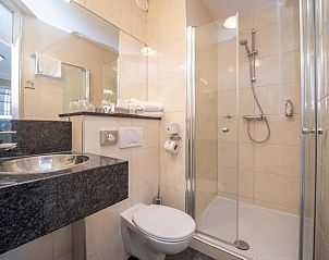 Moderne badkamer met inloopdouche in Fletcher Hotel-Restaurant Arneville-Middelburg, gelegen in Middelburg, Walcheren.