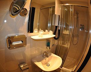 Compacte badkamer met douche in Budget Hotel Le Beau Rivage, Middelburg, Walcheren, Zeeland