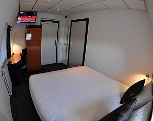 Ruime slaapkamer met moderne inrichting in Budget Hotel Le Beau Rivage, Middelburg, Walcheren, Zeeland