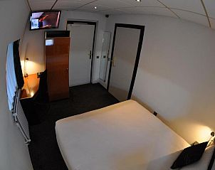 Knusse slaapkamer met groot bed in Budget Hotel Le Beau Rivage, Middelburg, Walcheren, Zeeland