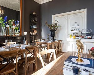 Ontbijtruimte in B&B Parijs aan de Kaai, Zeeland, met elegante inrichting.