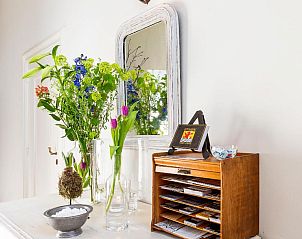 Decoratieve bloemen in B&B Parijs aan de Kaai, Walcheren, sfeervol interieur.