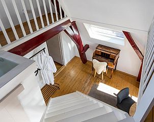 Zithoek met bureau in B&B Parijs aan de Kaai, Walcheren, sfeervolle ruimte.