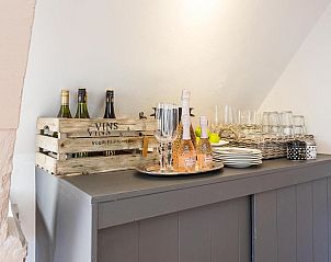 Wijnbar in B&B Parijs aan de Kaai, Middelburg, met een selectie van drankjes.