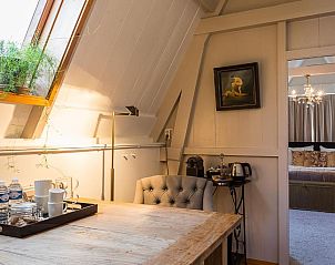 Gezellige zithoek in B&B Parijs aan de Kaai, Middelburg, met rustieke charme.