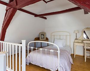 Zolderkamer met bed en bureau in B&B Parijs aan de Kaai, Middelburg, charmant.