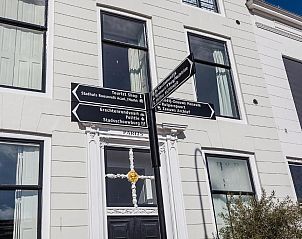 Historische gevel met straatnaamborden bij B&B Parijs aan de Kaai, Zeeland.