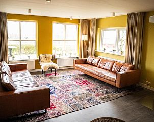 Gezellige woonkamer in Hotel De Horper Wielen, Kaard, Terschelling, met leren banken.