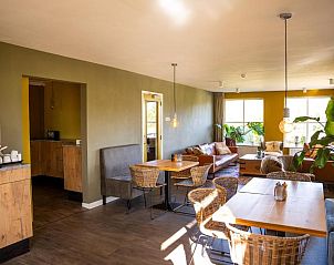 Eetruimte in Hotel De Horper Wielen, Kaard, Terschelling, met houten tafels en stoelen.