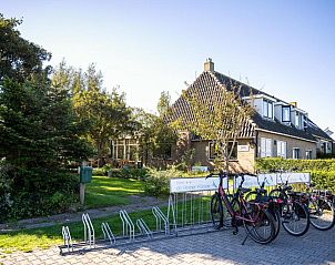 Hotel De Horper Wielen, buitenaanzicht met fietsenrek in Kaard, Terschelling.