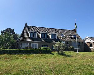 Hotel De Horper Wielen, zijaanzicht van vakantieaccommodatie in Kaard, Terschelling.