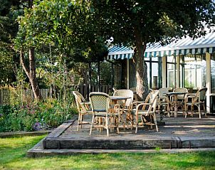 Terras met zitplaatsen in Hotel De Horper Wielen, vakantieappartement op Terschelling.