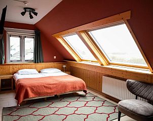 Gezellige slaapkamer in Hotel De Horper Wielen, Kaard, Terschelling met dakramen.