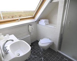 Badkamer met uitzicht in Hotel De Horper Wielen, vakantieaccommodatie op Terschelling.