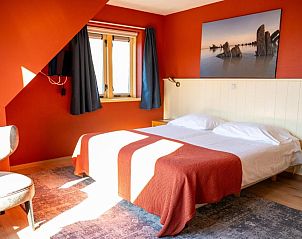 Zonnige slaapkamer in Hotel De Horper Wielen, vakantieappartement op Terschelling.