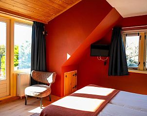 Slaapkamer met balkon in Hotel De Horper Wielen, Kaard, Terschelling.