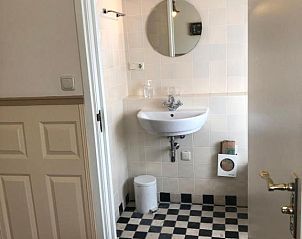 Badkamer met zwart-wit tegels in Hotel De Horper Wielen, Kaard, Terschelling.