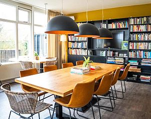 Ruime eetkamer in Hotel De Horper Wielen, Kaard, Terschelling, met boekenplanken.