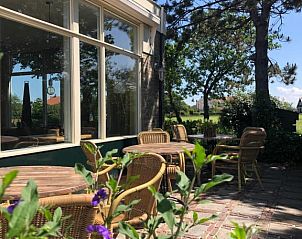 Terras met bloemen in Hotel De Horper Wielen, vakantieappartement op Terschelling.
