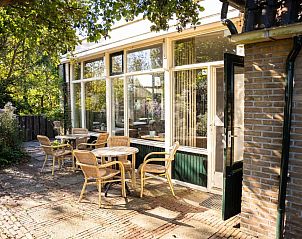 Zonnig terras in Hotel De Horper Wielen, vakantieaccommodatie op Terschelling.